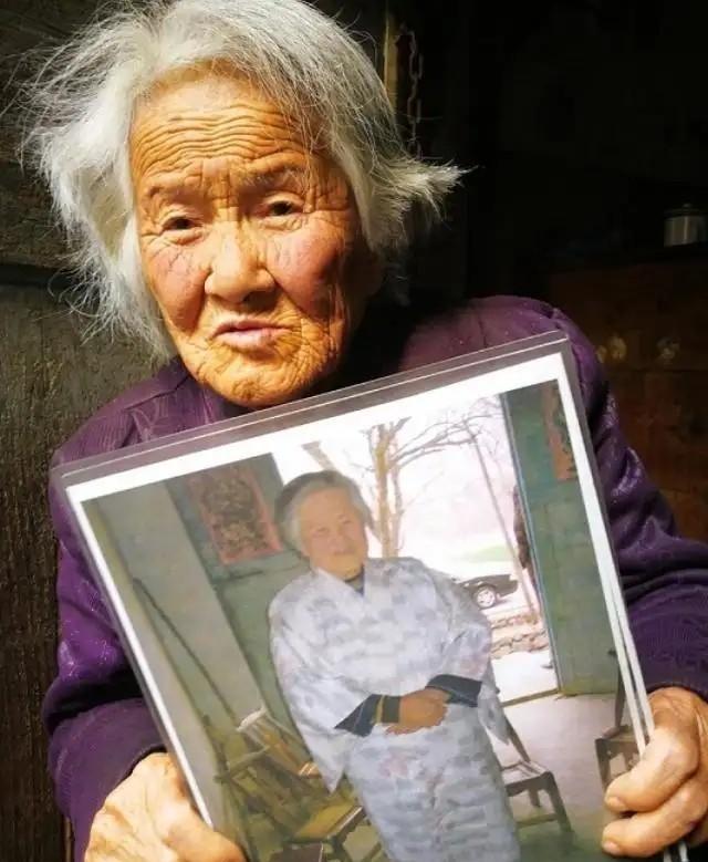 陕西89岁老人一生不愿上户口，临终前拿出照片，暴露真实原因
