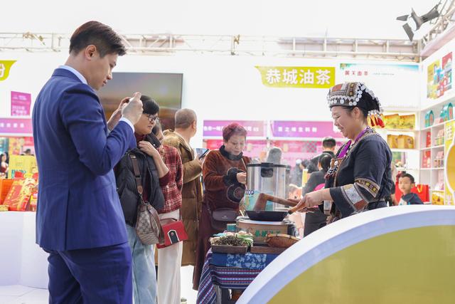 智慧文旅“炫”动红城——2025广西文化旅游嘉年华侧记