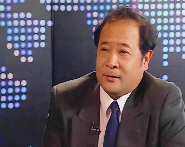 为何天安门不悬挂毛主席的照片，反倒要挂主席的画像？