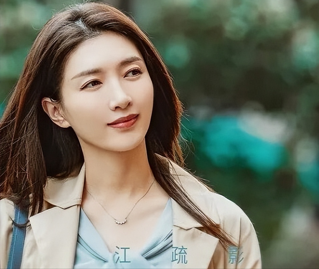 比整容还离谱！39岁江疏影现身活动，脸僵似硅胶	，造型丑到认不出