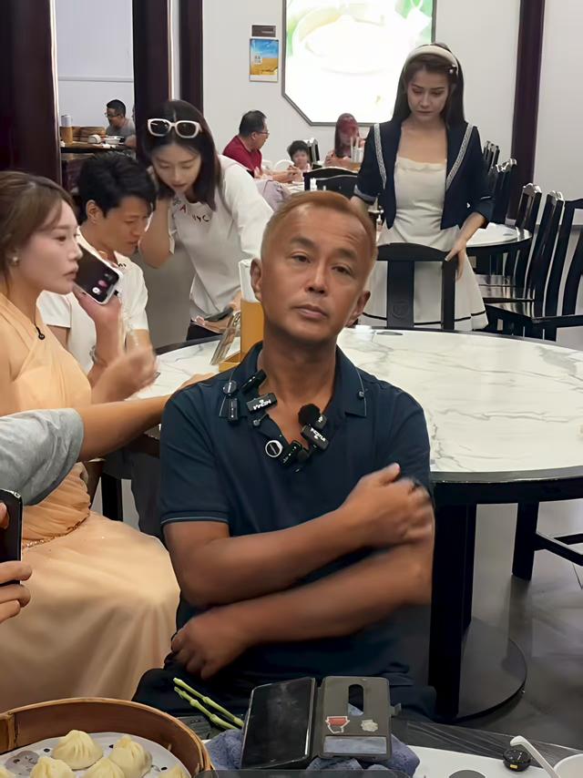 2019流行什么发型颜色（沈巍今天染了一头黄发 ）