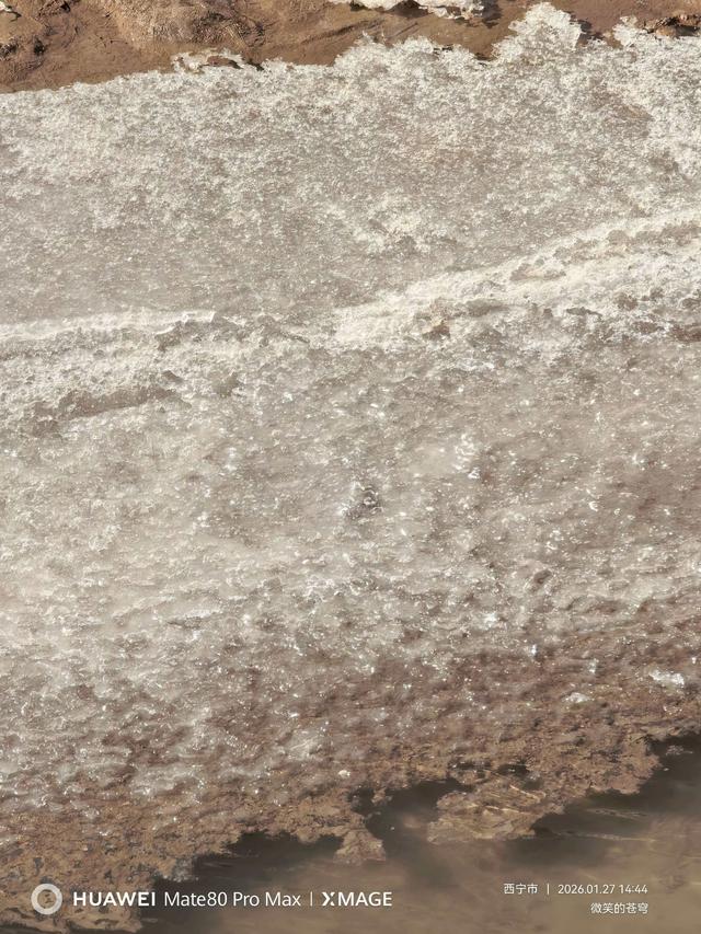 河里的冰随水流，冬天的冷还是浅了点……