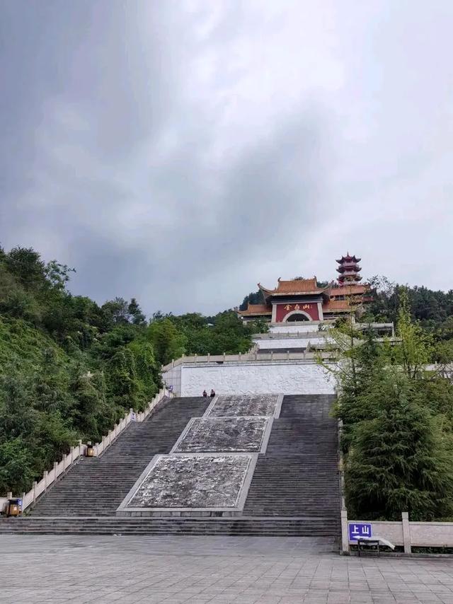 贵州遵义的金鼎山