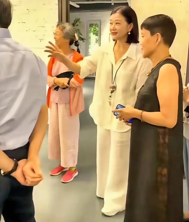 58岁宋祖英近照：穿白色棉麻套装，剪齐肩短发，私人聚会全场焦点