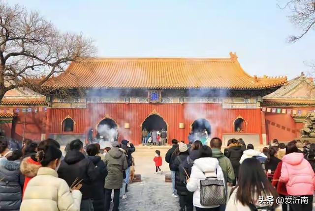 年轻人上香背后的心理图景：在不确定时代寻找确定的心灵锚点
