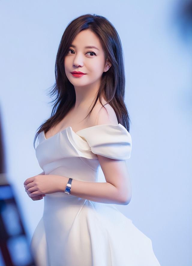 黄晓明公开点名才几天，赵薇近况接连曝光，有一点4年前就注定