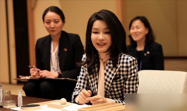 韩第一夫人在日本美够后回家了！2天换6套造型像时装秀，嫩得过分