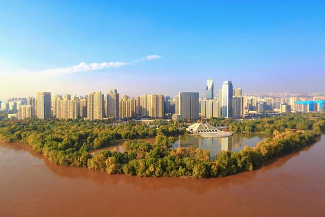 兰州黄河楼，被誉为“万里黄河第一楼”，在楼中还藏着众多博物馆