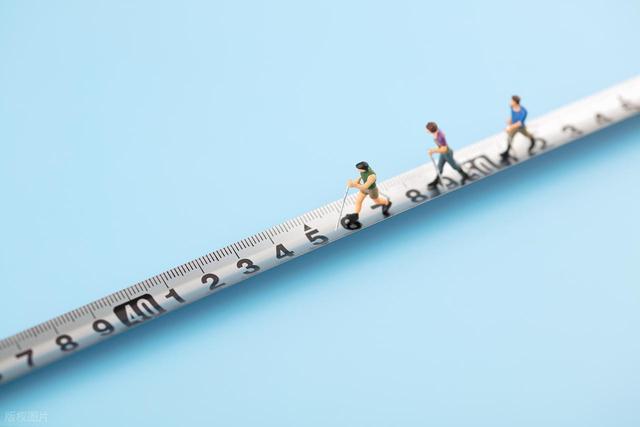 别每天走一万步了！调查发现：每天走够这个步数，既健康又不伤膝