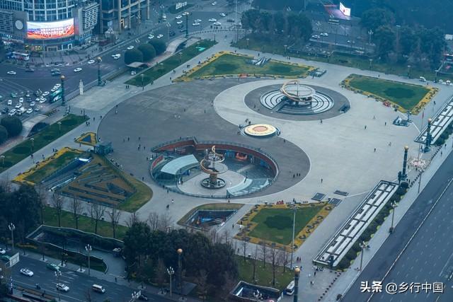 天府广场：从国旗之下到千年深处，一条大道串起的城市史诗