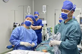 中年男摔伤后突然失明，两省专家“抄近道”给视神经减压重见光明图片