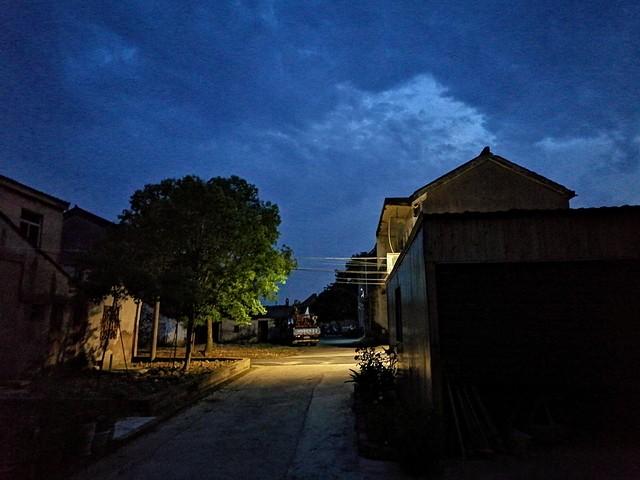 帮一个少妇拍艺术照，她说穿衣服拍不出感觉，非要脱掉