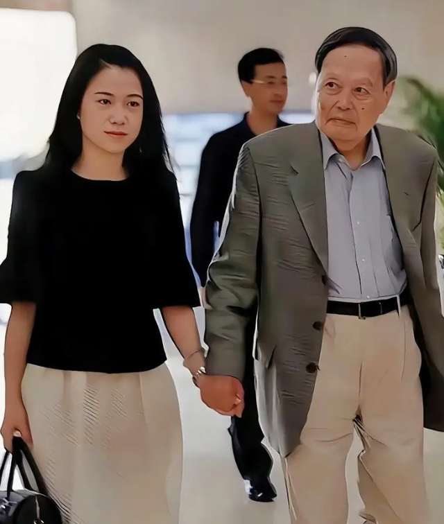 送别杨振宁！翁帆领头脸煞白鼻子通红，未见大儿子花篮不见其身影