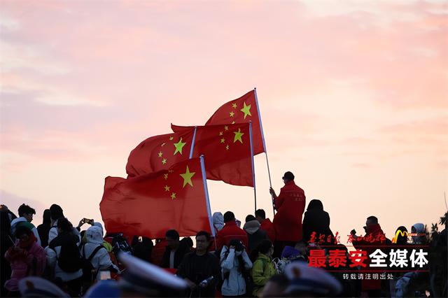 泰山之巅庆国庆 万面国旗“映山红”