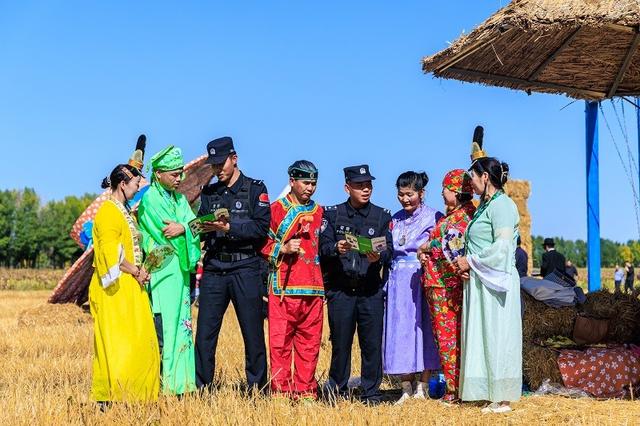 新疆出入境边防检查总站伊犁边境管理支队察汗乌苏边境派出所走进田间景区普法