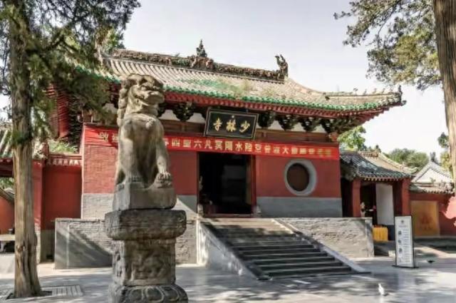 惊爆！22年前释永信与师姐释永梅合影曝光！胸前挂着最时髦的手机