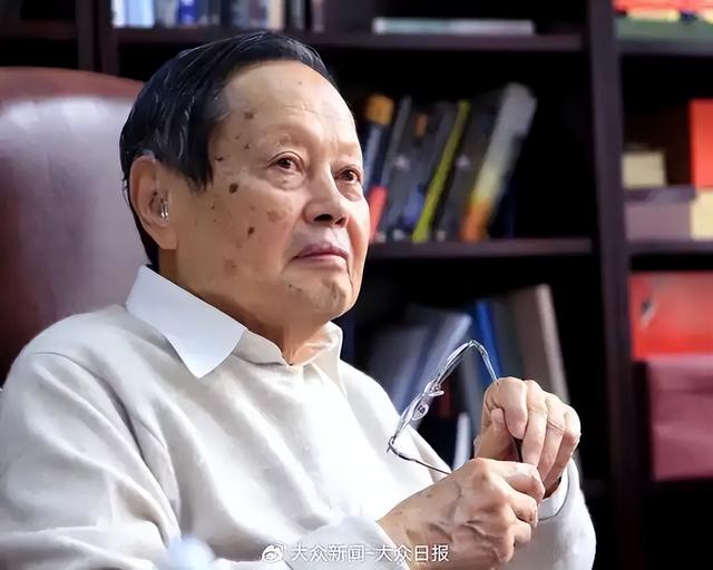 杨振宁离世不到1个月，三大历史争议被扒，原来他并非想象中那样
