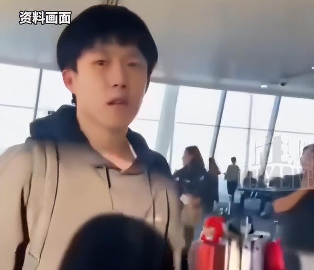 国乒夺冠后回国，恶心一幕发生，王楚钦气得直摇头，没人笑得出来