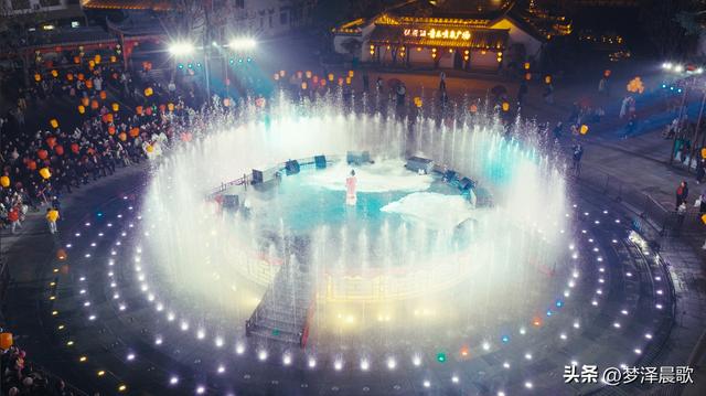 湖北：祥云湾庆典燃爆文旅圈 三喜临门夜 千人天灯点亮浪漫星河‌