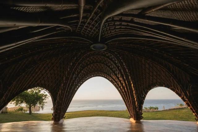 巴厘岛度假村上新！以魔鬼鱼为灵感的竹构建筑漂浮海天之间