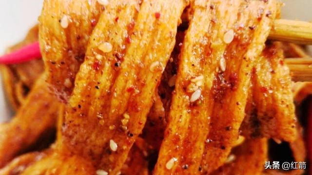 女子“吃	”辣条“吃”出一根金条