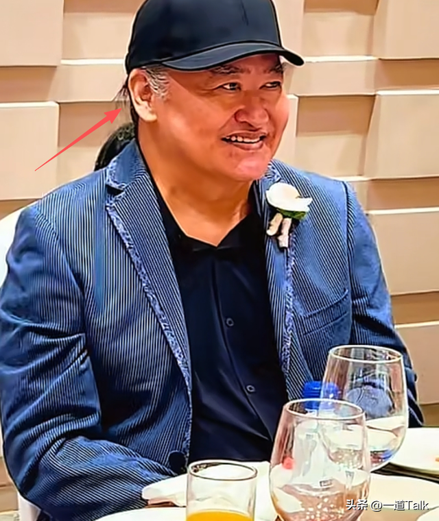 刘欢34岁女儿大婚！新娘打扮掉价，女婿长相普通，刘欢强颜欢笑