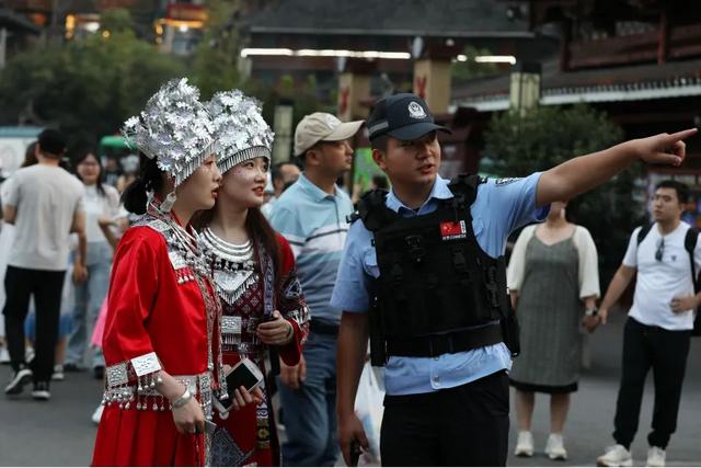 【贵警“枫”采】歌舞声奏响美丽西江 旅游警务护航平安苗寨