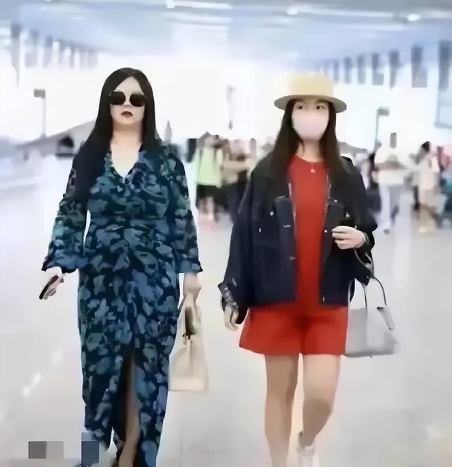 200斤的李湘机场亮相 气场好强大 走起路来肉肉都在颤抖 打扮好有钱