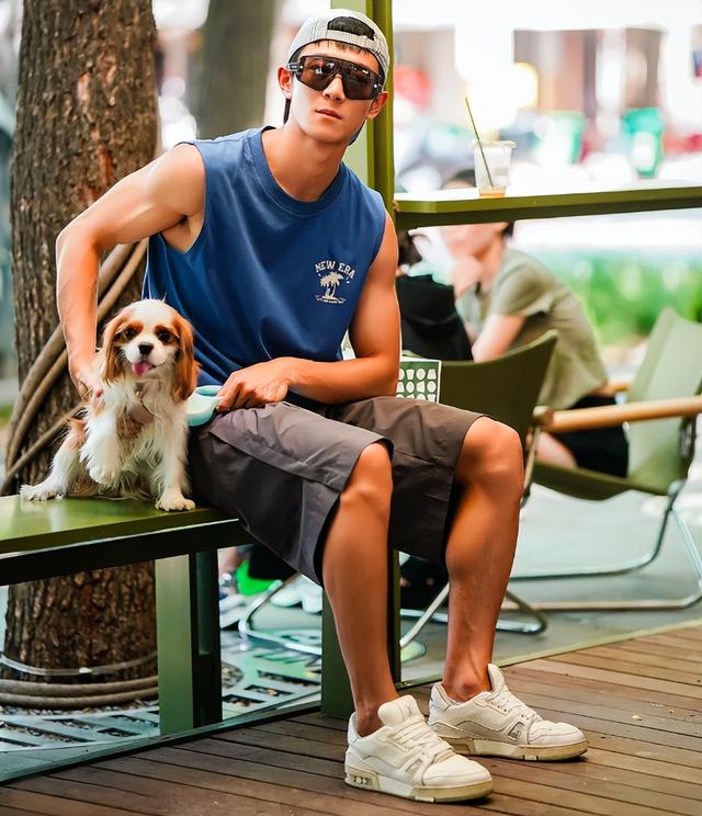 去北京才发现：小白鞋失宠了！满街的短裤+运动鞋的打扮，太帅了