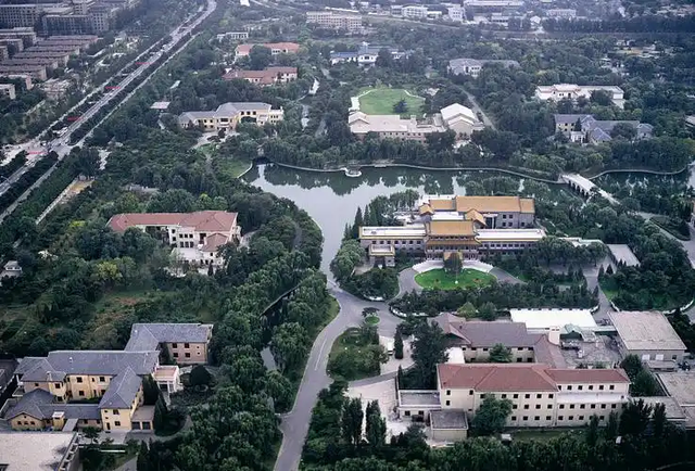 钓鱼台国宾馆的17栋别墅楼，根据外宾的级别安排不同的住处