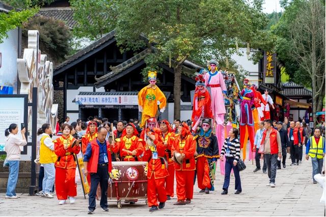 民族团结花盛开，剑门关下谱新篇——剑门关国庆中秋假期绘就团结爱国长卷