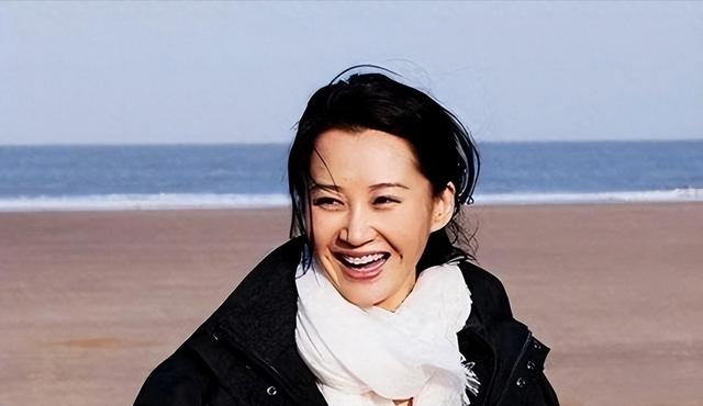 她一生 “风流成性、老少通吃”，撩汉无数，至今56岁却依旧单身