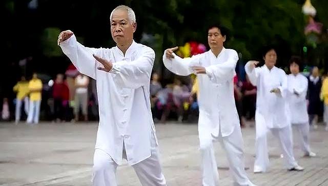 太极转腰没当回事？难怪拳散膝疼。它才是劲与活的关键