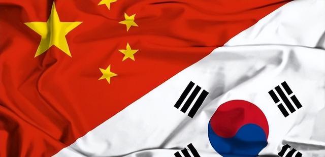 中国驻韩大使馆被砸，韩国警察冷眼旁观，李在明为何选择“沉默”