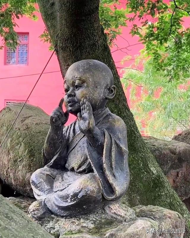 成都彭州被冷落的寺庙，殿宇壮观恢宏，位置堪称上乘，不要门票！
