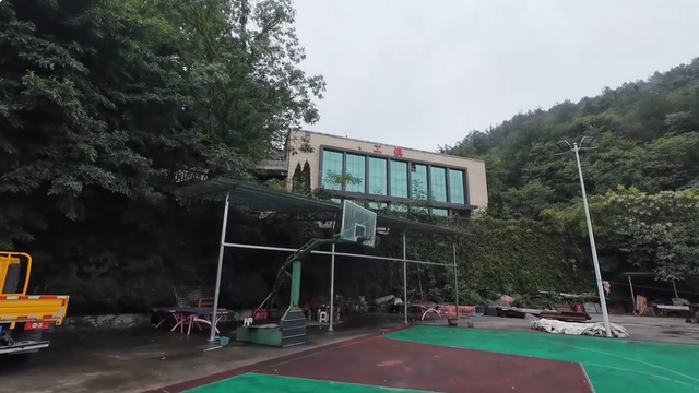 四川委屈的煤矿旧址，规模宏大犹如县城，位置挺好却无人居住