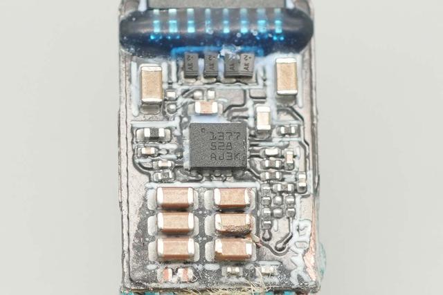完美适配iPhone 17系列新机，谷歌25W Qi2.2磁吸无线充电器拆解
