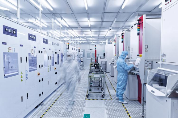 荷兰记者问首相：你认为荷兰的行为愚蠢吗，看看他怎么说？