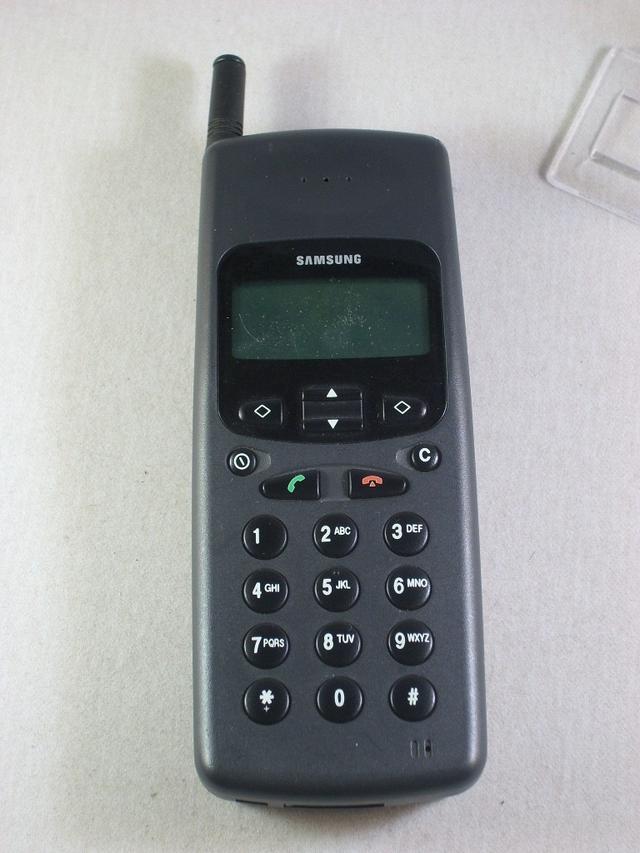 通信历史连载801-第一部GSM手机-三星SGH-100和三洋DMP951-1995年