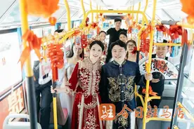 公交婚车“驶向文明”多元化特色运营成新趋势图片