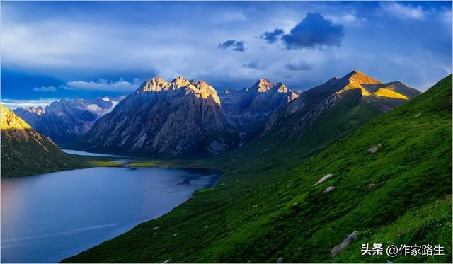 在青海，有个地方叫年宝玉则，传说，黄河曾在这里“追”过长江