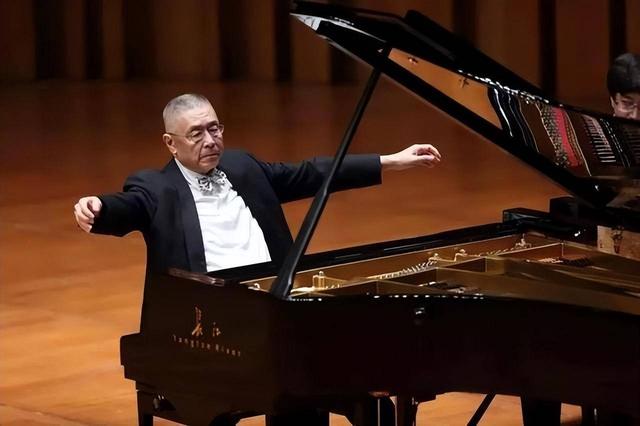 三婚娶小37岁徒弟，81岁生女，84岁生儿，如今住美国豪宅好不惬意