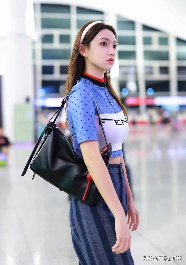 她身材真是太好了，大T恤都遮不住，所以她不能胖，一胖就特显壮