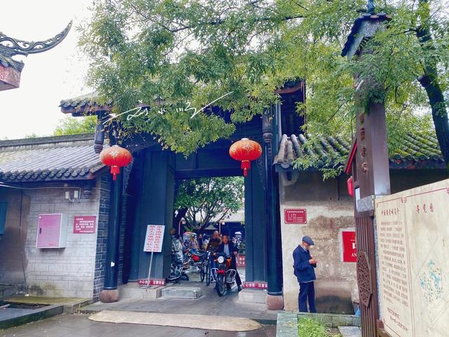 四川德阳“奇观”引关注：当地人坐在墓地里喝茶，游客直呼开眼界