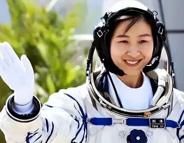 中国首位女航天员，为何回到地面后“销声匿迹”，现在怎么样了？