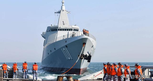 不堆航母拼巧劲，中国武库舰两条奇路，60 枚导弹饱和攻击防不住