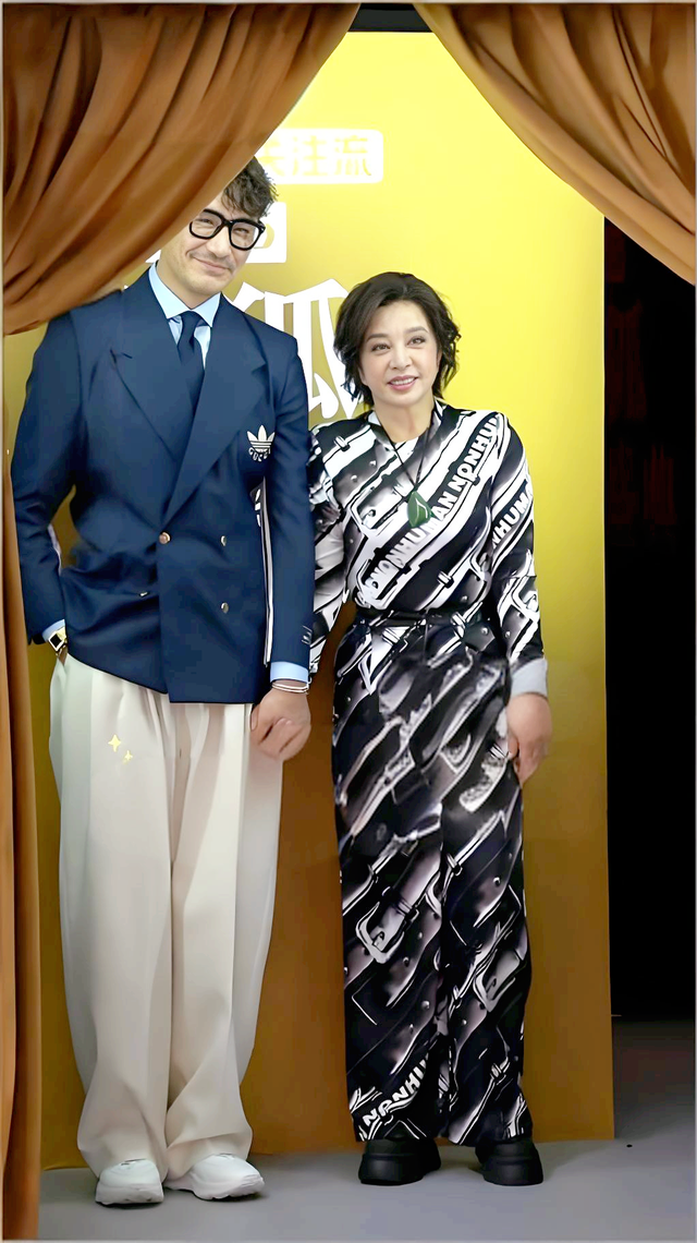 75岁刘晓庆与胡兵走红毯！看上去像姐弟俩，两人都是孤家寡人
