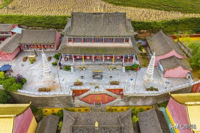 沙尔湾的历史悠久,村口大光明寺令人惊艳,竟是青海汉传佛教之首