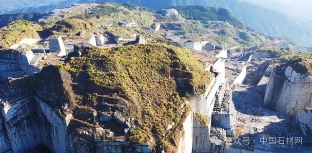 探秘福建巨无霸石材矿山，壮观景象震撼之美