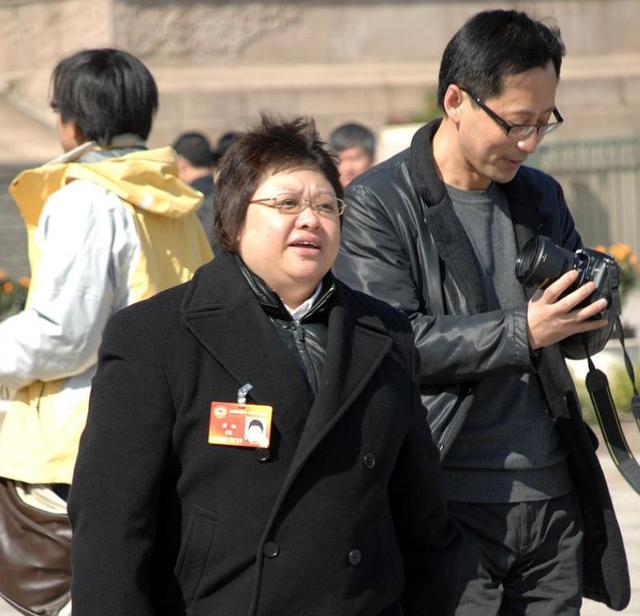 贪污上亿、假慈善？被实名举报的韩红，如今连坐椅子都成了“错”